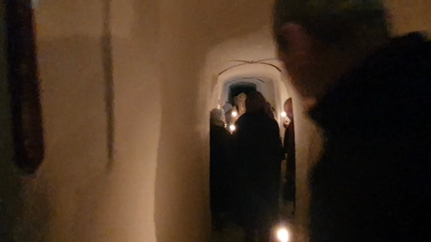В пещерах. Спускаемся вниз, крутой спуск в темноту и прохладу древнейших в стране рукотворных пещер.