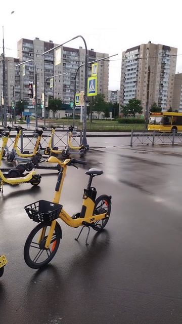 Стоянка электросамокатов, Петербург. 2 июня 2024.