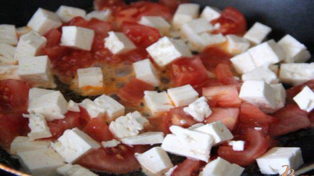 Яичница-болтунья с помидорами и фетой