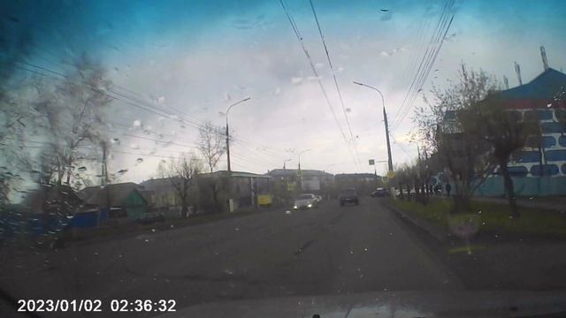 Дождь, пасмурная погода. Дребезг не плотно закреплённого регистратора.