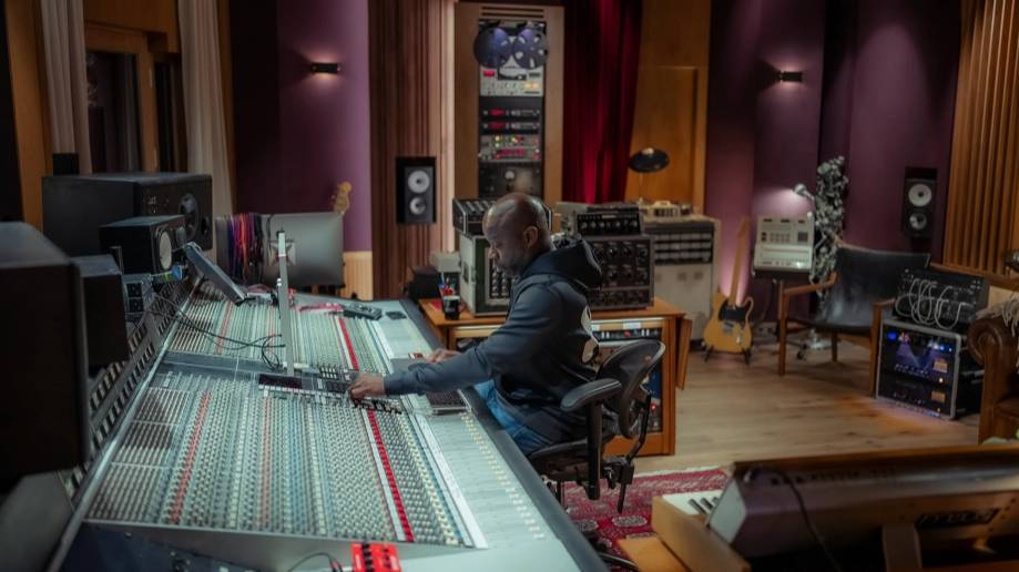 03. Vocal Sample, Communication, Dynamic Consistency, Gluing Vocals and Beat, Mix Buss