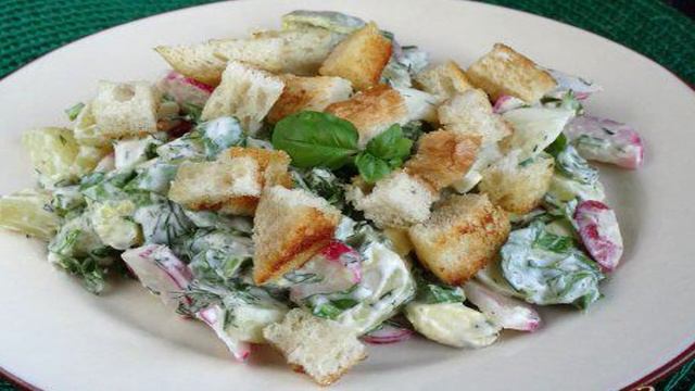 Салат с щавелем, гренками, яйцом и картофелем