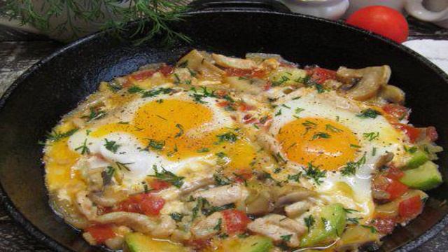 Весенняя яичница с овощами и индейкой