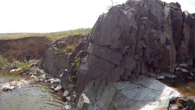 2024 0605 Верхнеуральский  район, р.Хлебинка, висячий камень.