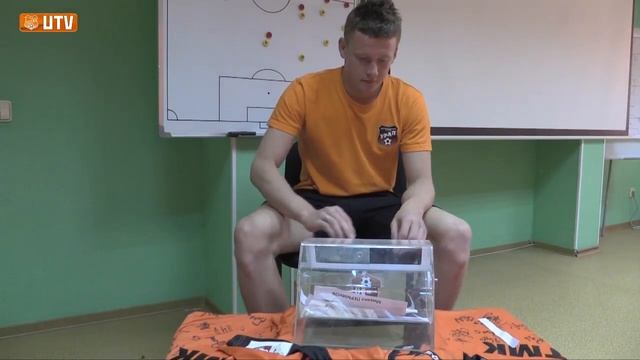 Дмитрий Арапов разыграл футболки с автографами