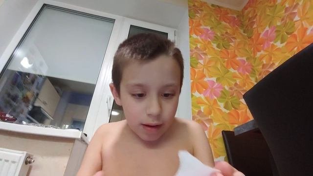 снимаем пластырь с ноги