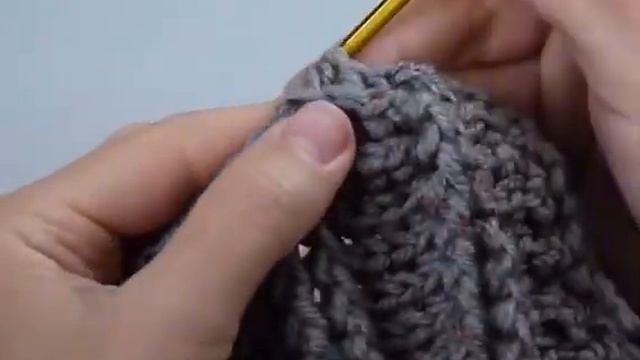 Красивая шапка с рельефными столбиками