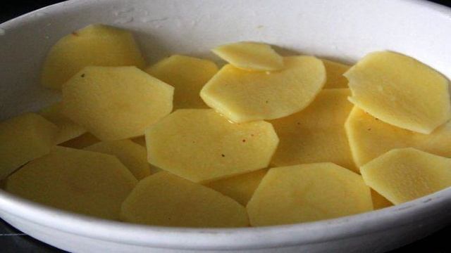 Запеканка из картофеля, зеленого горошка и ветчины