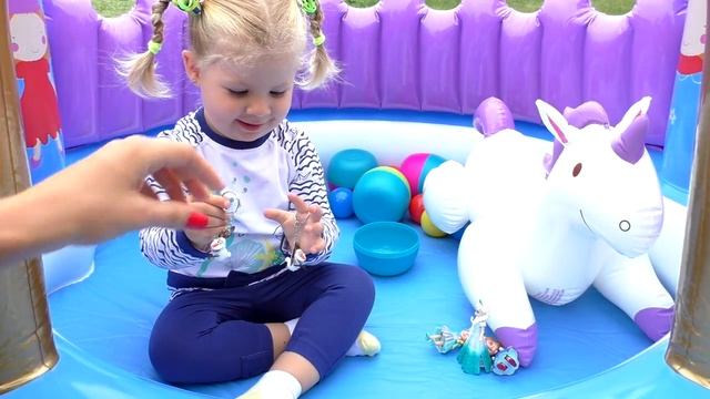 Диана и Рома Распаковка игрушек из мультика Холодное Сердце