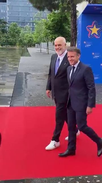 Тирана.

Макрон гуляет с премьером Албании Рама держась за руки. Зашквар!