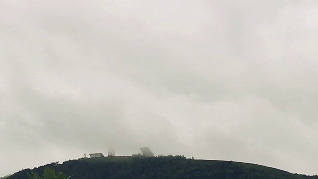 Быстрое движение облаков на вершине горы Машук в Пятигорске