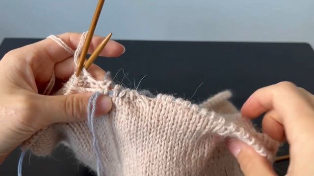 Вязаный комбинезон | распределение петель на две ножк?
