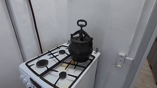 Россия. Лучше брать яйцом. Брюки превращаются в шорты.