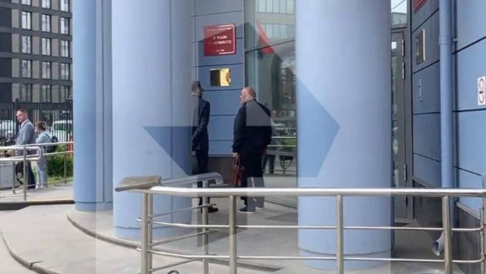 Напавший на экс-возлюбленную с топором бизнесмен Хубутия прибыл в суд