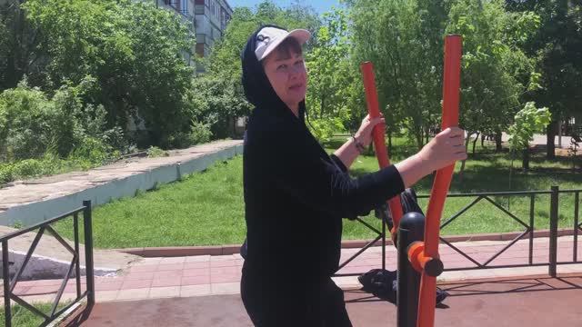 Спортивная тренировка во дворе дома и комплекс упражнений на тренажерах.