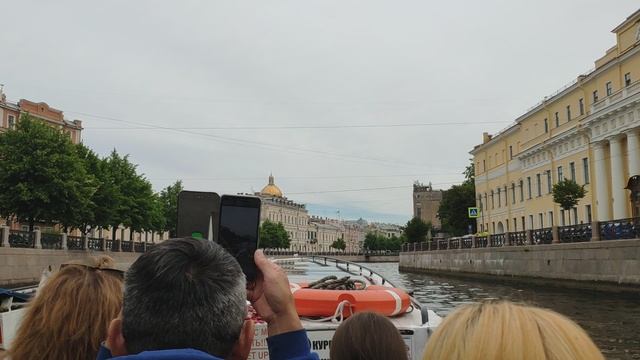 по каналам Санкт-Петербурга