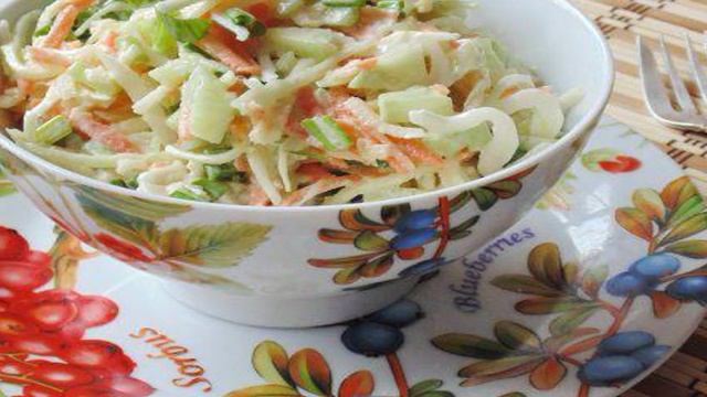 Салат с капустой, яблоком и черемшой
