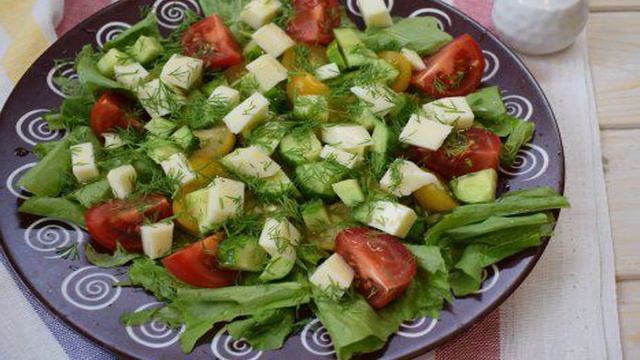 Овощной салат с сыром сулугуни
