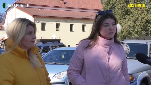 Понад сорок людей у спецкостюмах дезінфікують центра?