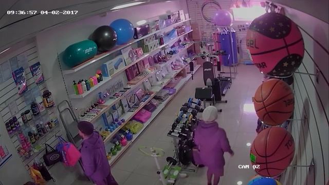 Женщина в белой шапочке украла в Аткарске перчатки дл?
