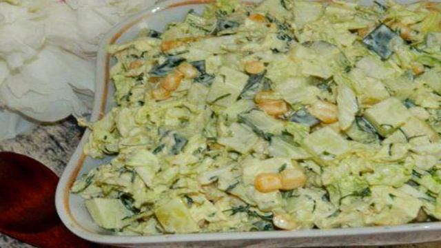 Салат из пекинской капусты с кукурузой и яблоком