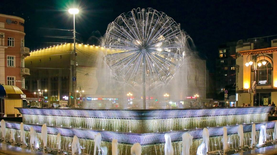 В Саратове включили фонтаны