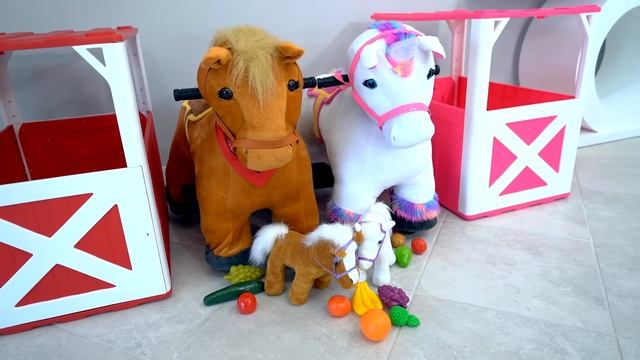 Диана и Рома Диана притворяется, что играет с забавной игрушкой-грузовичком с едой