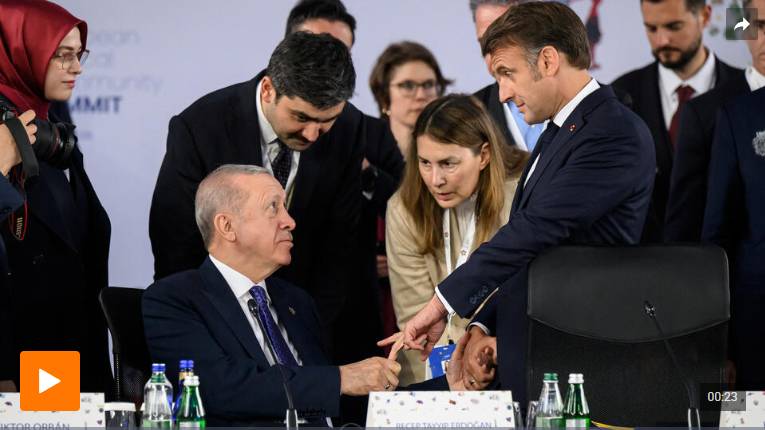Эрдоган не дал Макрону похлопать себя по плечу, схватив его за палец