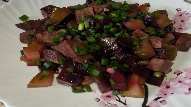 Мясной салат со свеклой и соленым огурцом