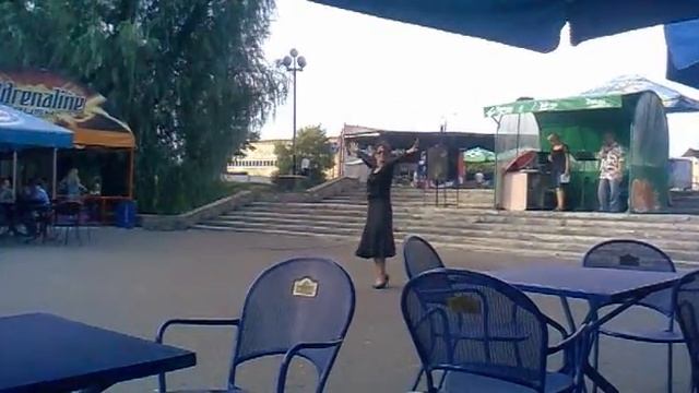 Танцует женщина в черном