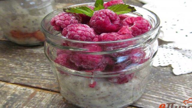 Манная каша с малиной и семенами чиа