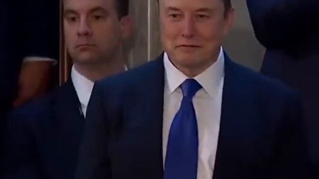 Илон Маск надел костюм на обращение Трампа в конгресс?