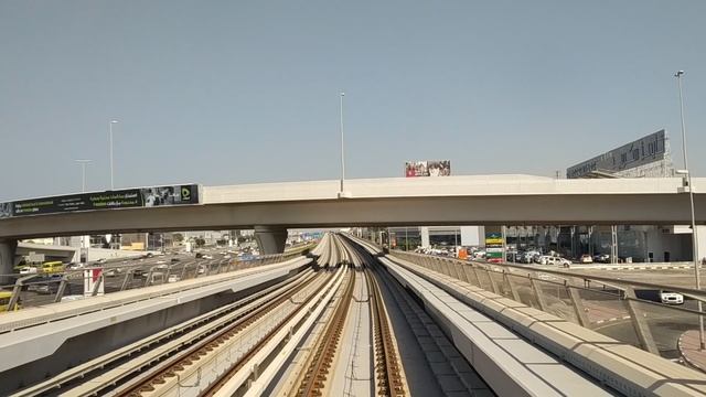 Поездка на метро в Дубае. Вид от первого лица.
