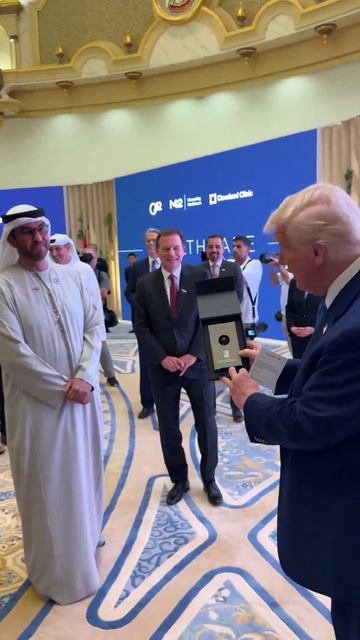 Трамп: 🛢💧"Они дали мне только💧!" - шутливо отреагировал Трамп на символический подарок во время с