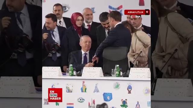 Эрдоган схватил Макрона за палец.