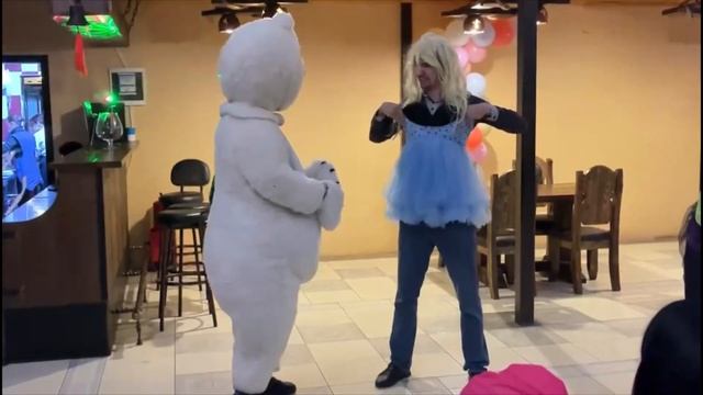 Белый танец с Белым медведем🐼🤣👌