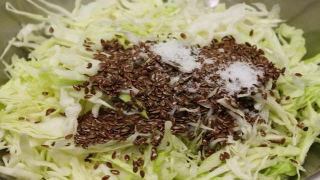 Салат из молодой капусты с семенами льна и чесноком