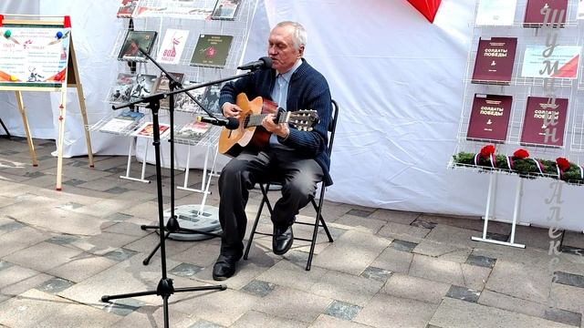 13) Интерактивная библиотечная площадка "Наша общая Победа!" (В. Высоцкий "Братские могилы").