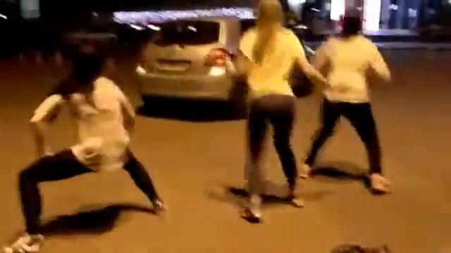 Girls dancing with her ass /Девчонки танцует с попкой\