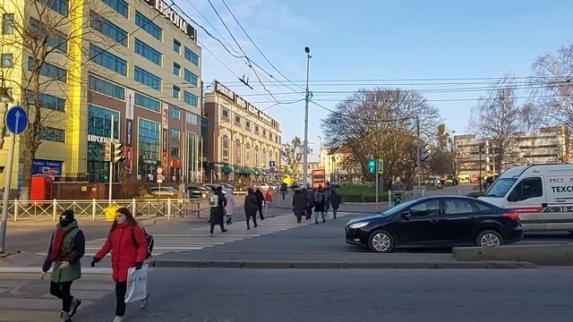 Мужчина в красной майке