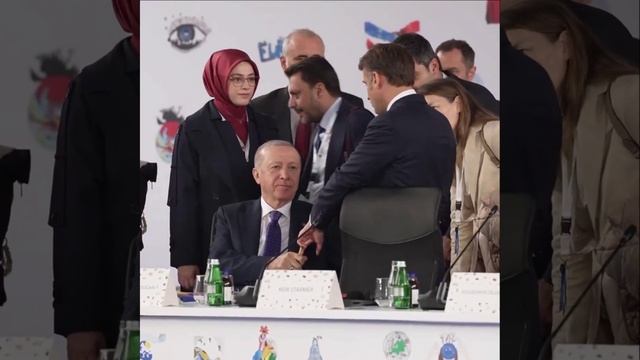 Эрдоган схватил Макрона за палец