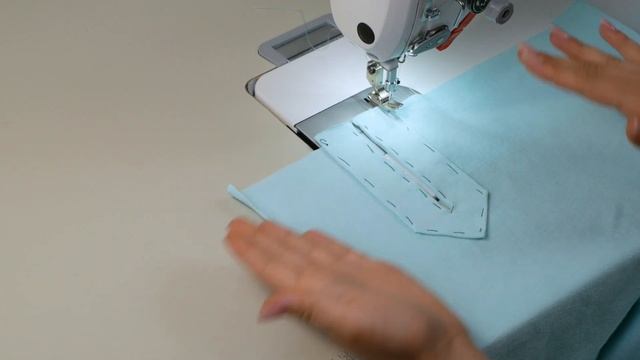 Как сделать разрез со шнуровкой на футболке?