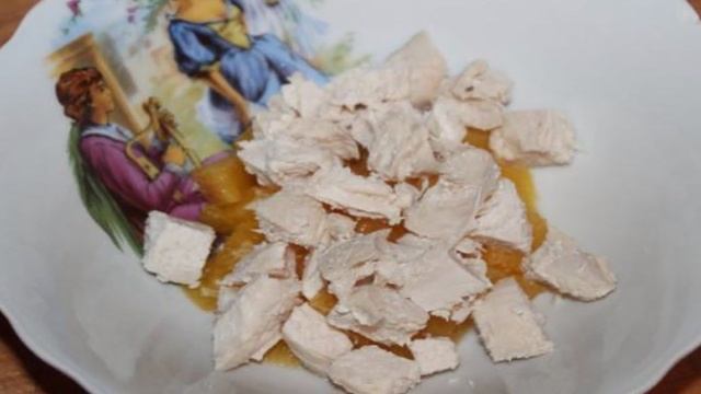 Салат из филе апельсина, плавленого сыра и куриного филе