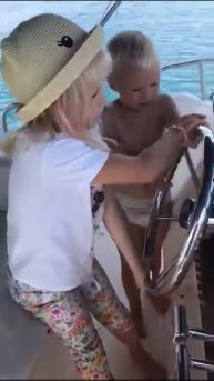 Дети на борту яхты Hummer