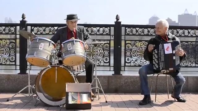 Эта пара возрастных музыкантов вышла на улицы Донецка, когда город нуждался в красках. Война, неопре