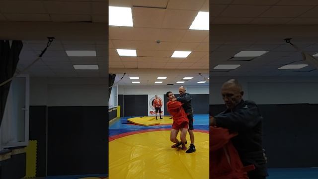 Самбо.  Положение спины и ног при броске через бедро.