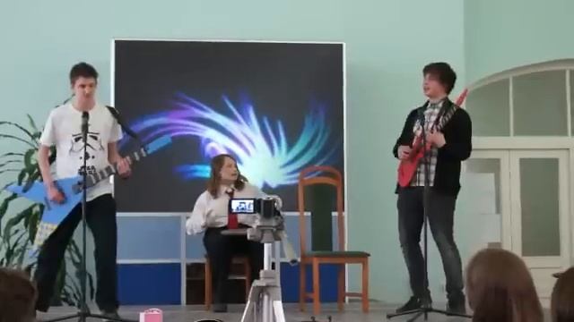 Пацаны из 10-1 разрывают под плюс. Greenday - Holiday.