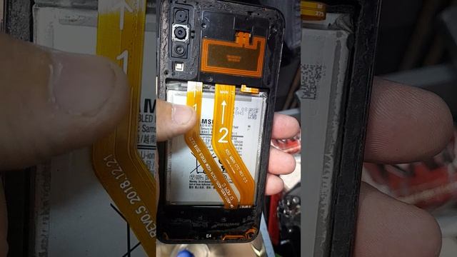 Клиенты заказали бракованный нерабочий дисплей на телевон и сами поставили .