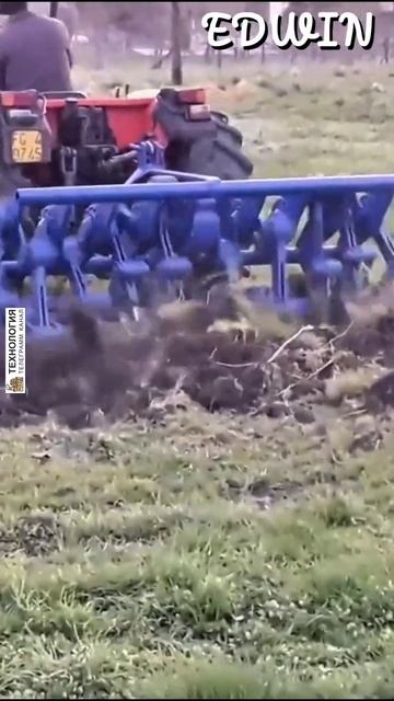 Прицепной культиватор, используемый для рыхления и подготовки почвы в сельском хозяйстве.