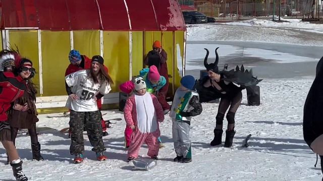 Заезд в купальниках. Закрытие горнолыжного сезона. Ка?